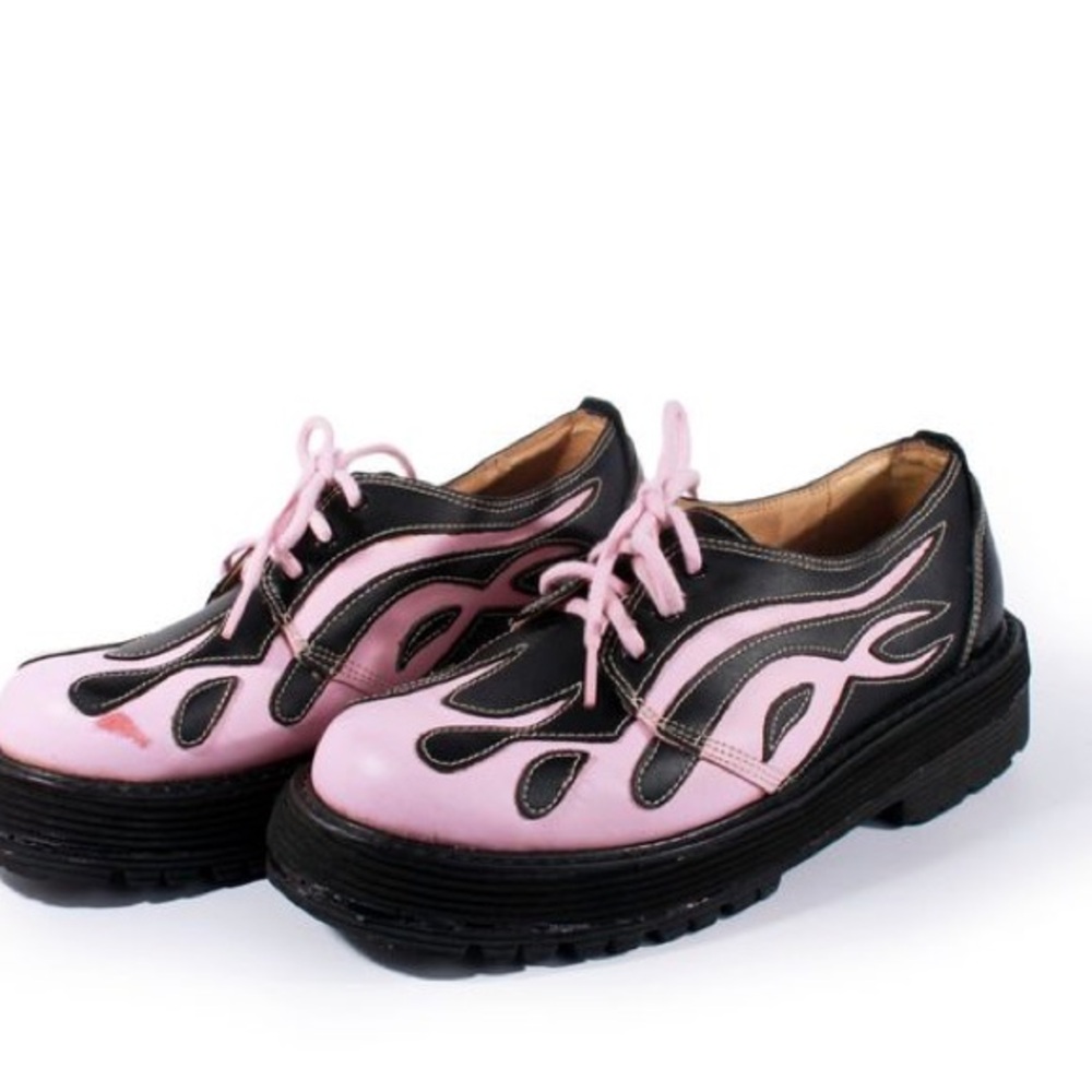 THESE ARE 90s/2000s SHOES IM IN SEARCH OF! I HAD A PAIR JUST LIKE THEM BEFORE.